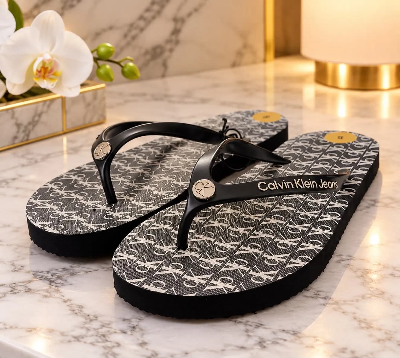 Sandalias de dedo para dama Calvin Klein Jeans – Negras con monograma CK