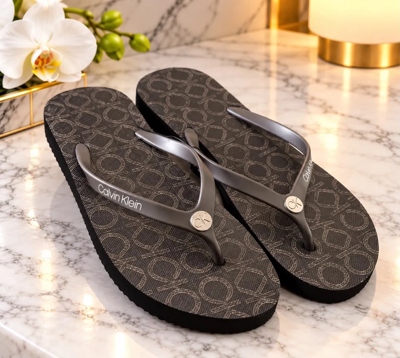 Sandalias de dedo para dama Calvin Klein – Café con monograma CK