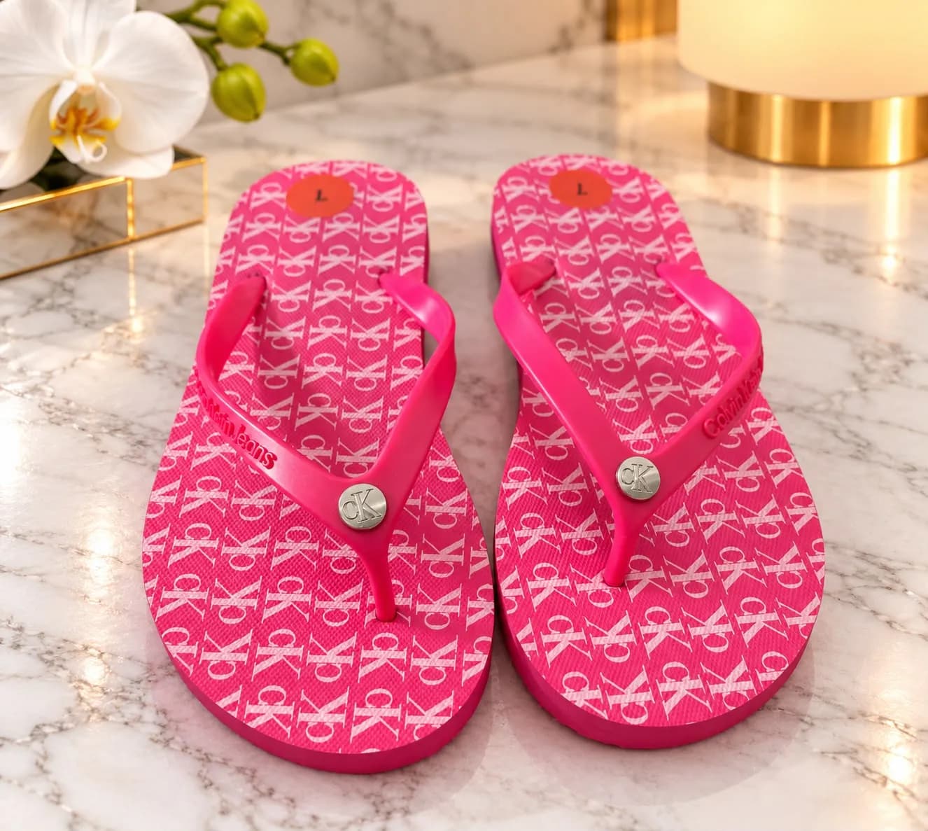 Sandalias de dedo para dama Calvin Klein – Fucsia con monograma CK