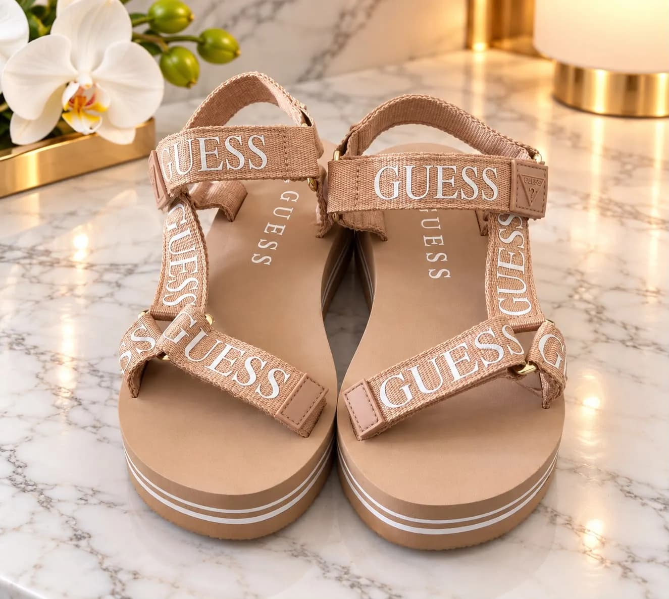 Sandalias GUESS para dama | Plataforma beige con logotipo