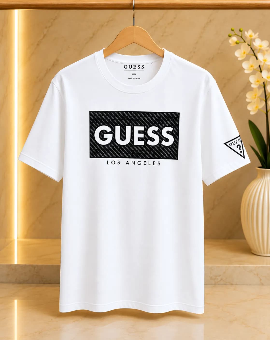 Playera GUESS con Logo Los Angeles y Detalle en Manga