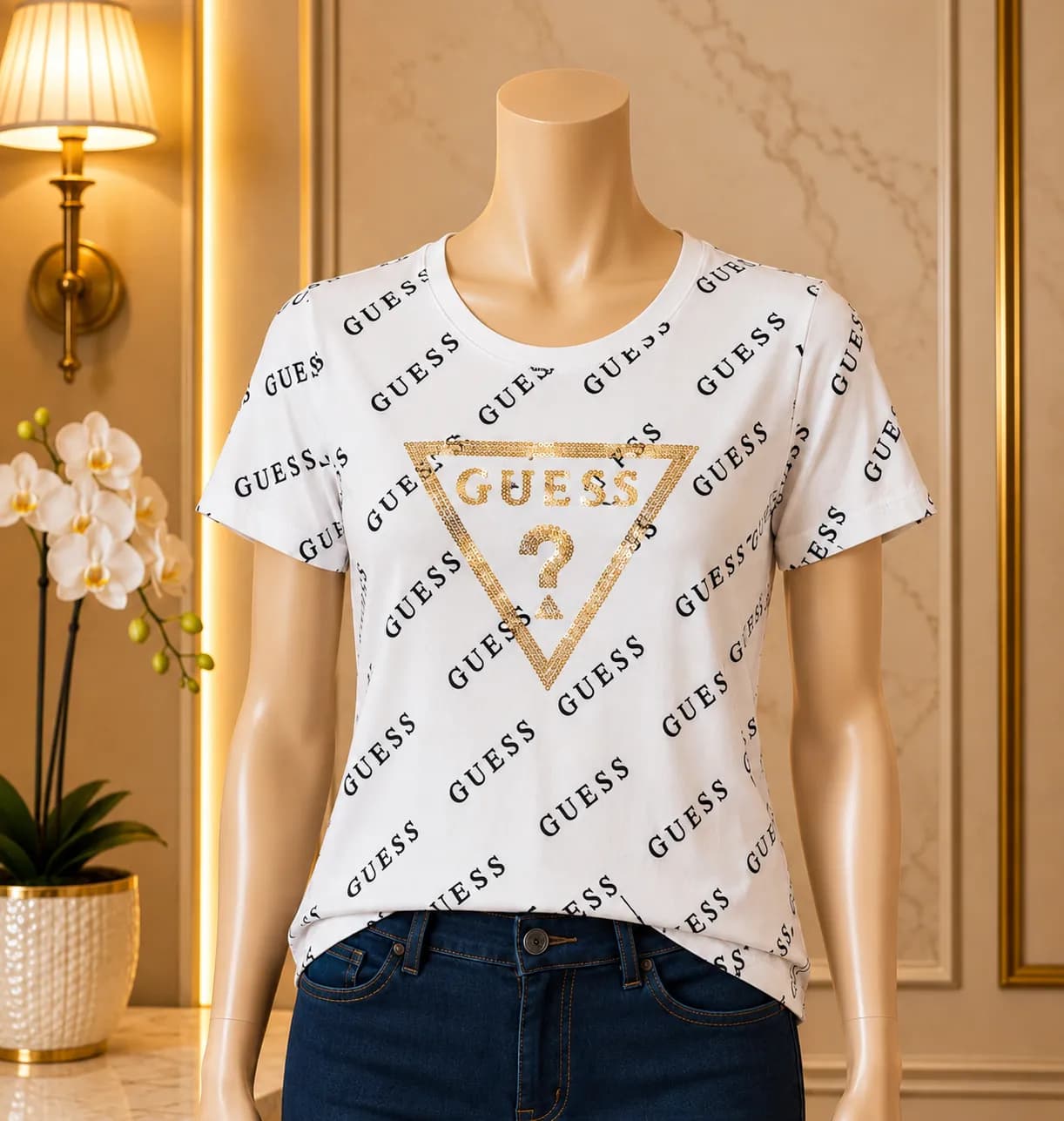 Blusa Guess para Dama Blanca con Triángulo Dorado