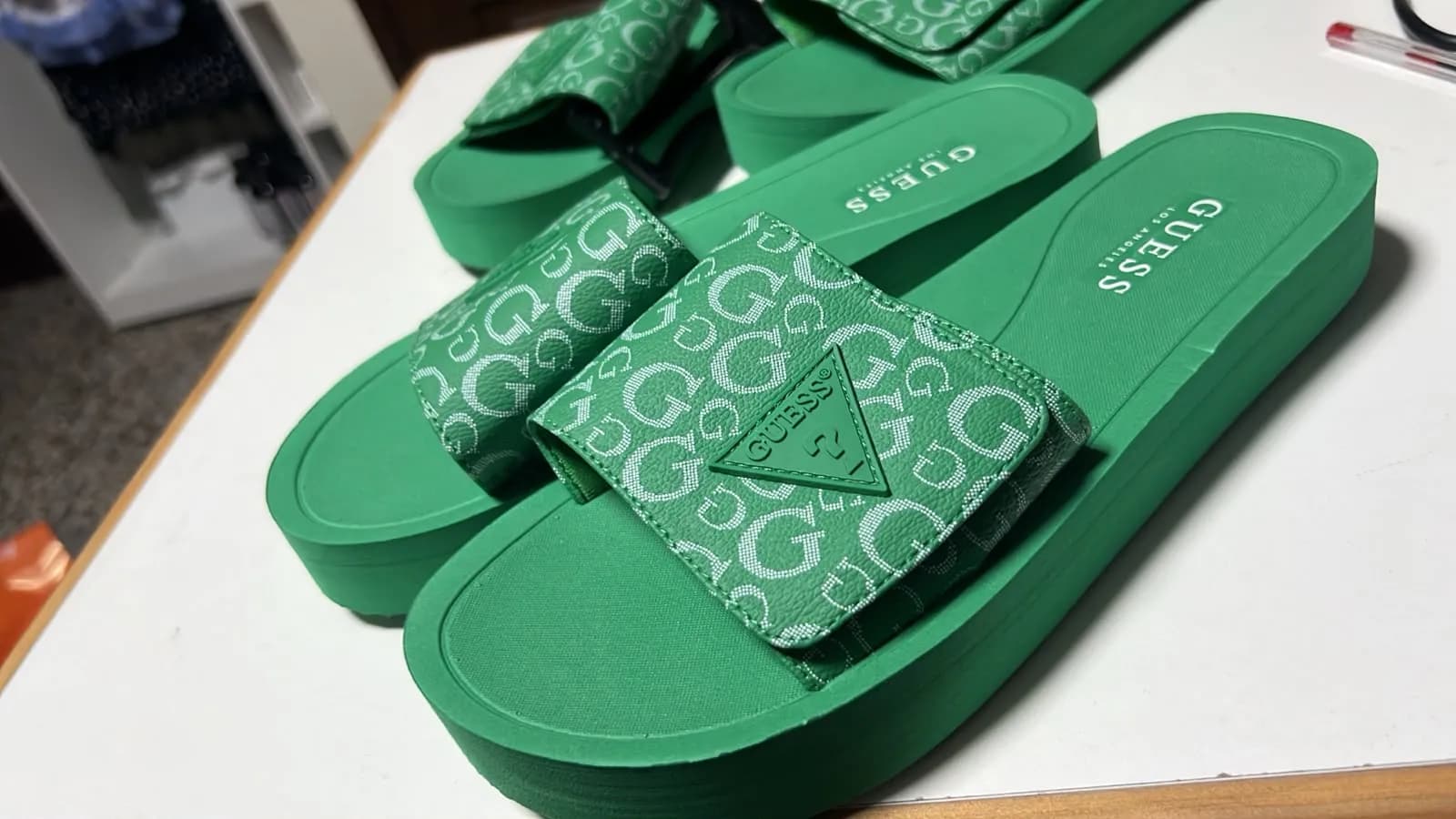 Sandalias Guess Tipo de Hule con Monograma Arriba