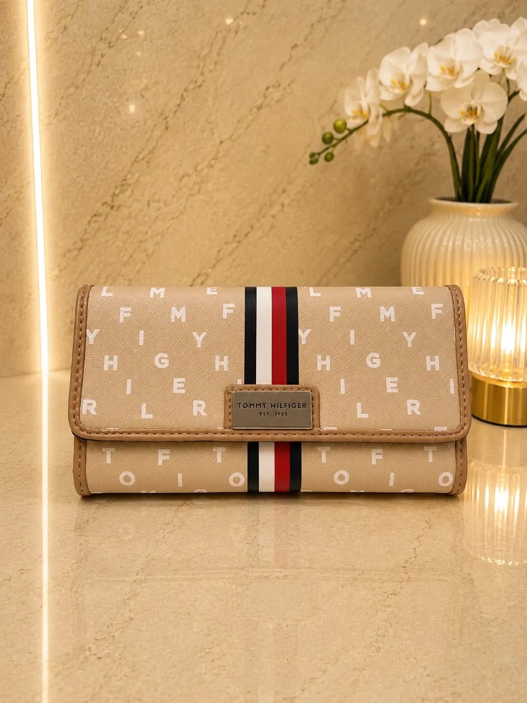 Billetera Tommyvolor Beige Placa de Metal al Frente con Marca