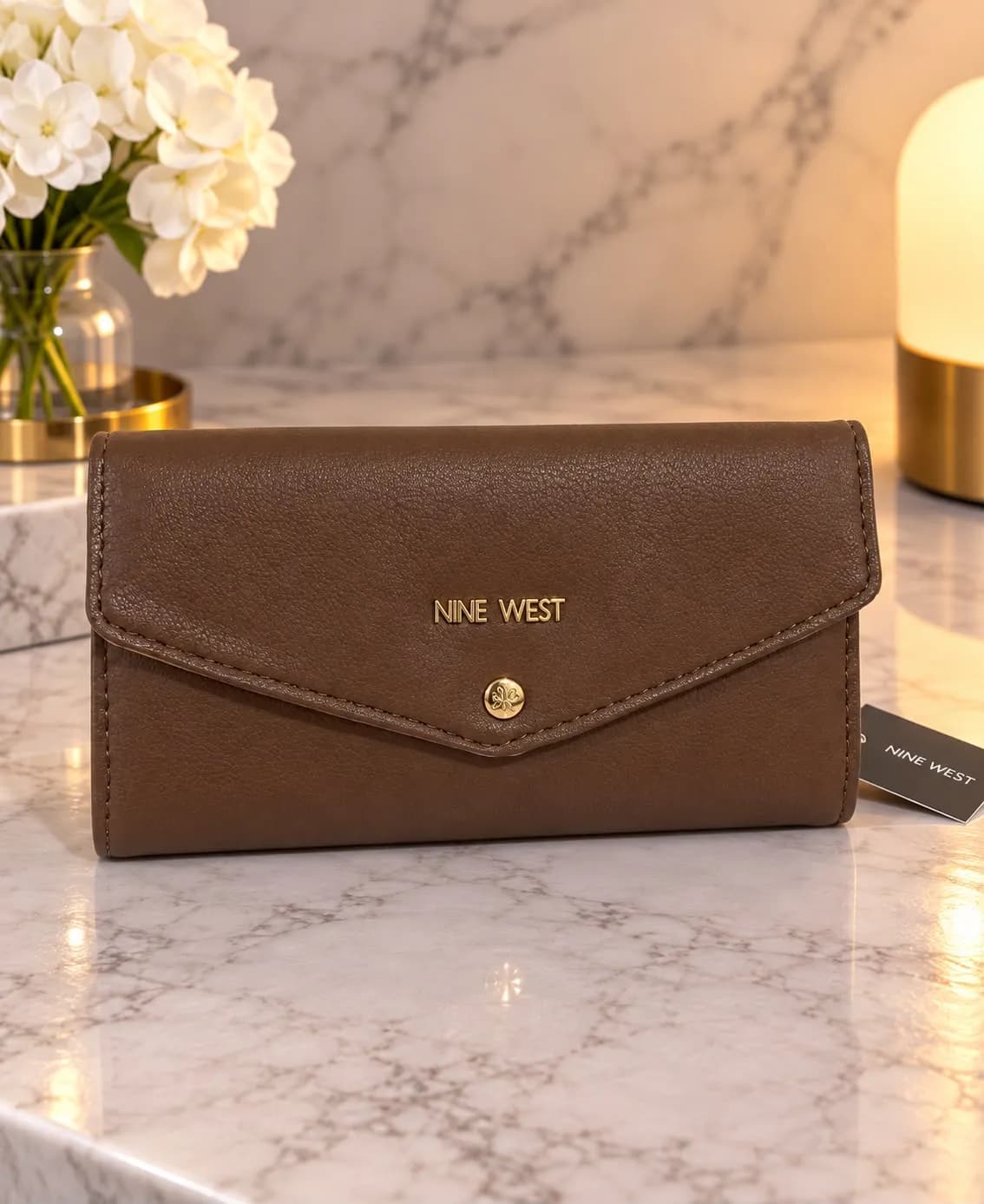Billetera Nine West Café con Solapa y Detalle Metálico