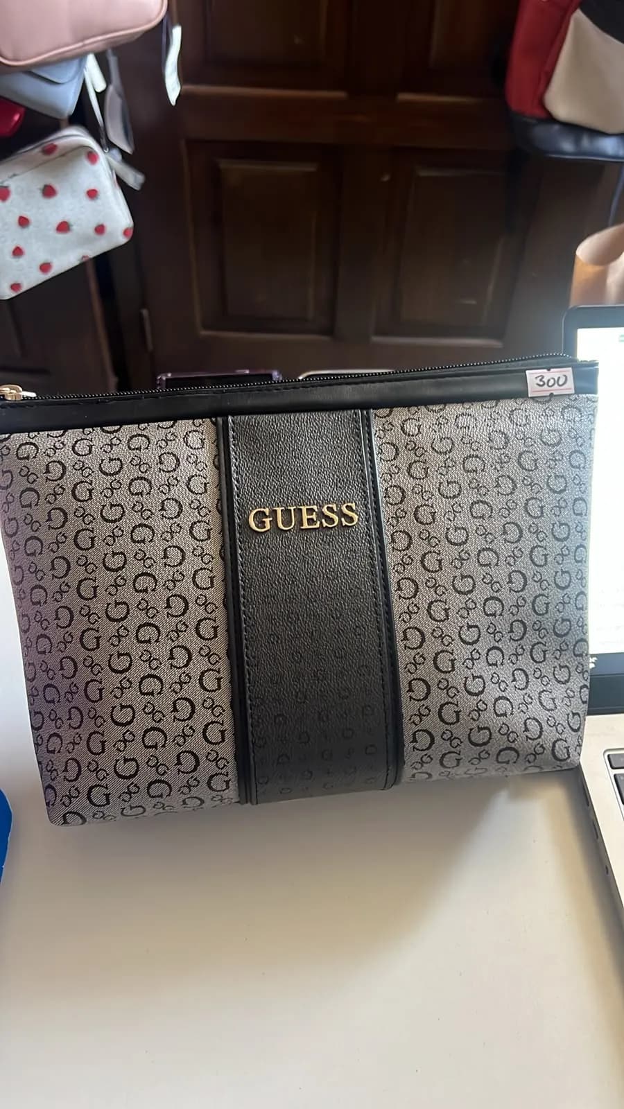 Cosmetiquera Guess 