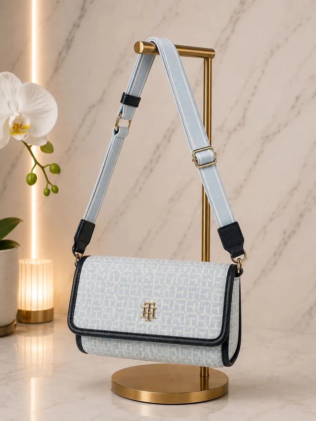 Crossbody Tommy Hilfiger Celeste con Monograma y Strap Deportivo