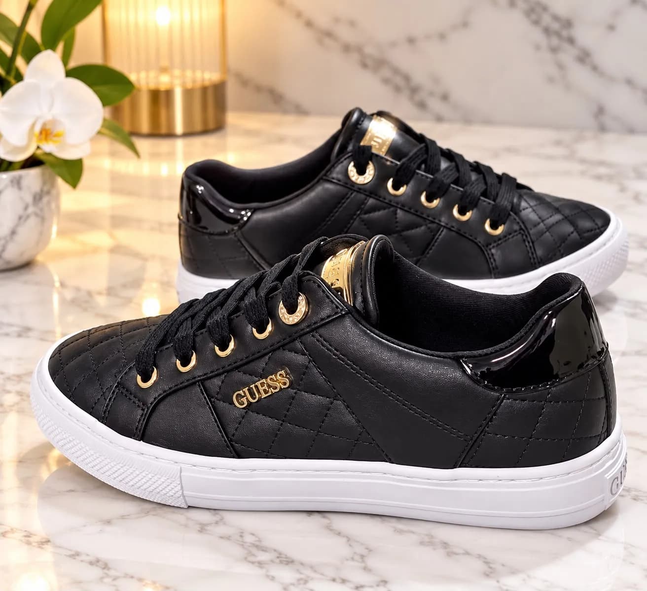 Tenis deportivos y casuales con cordones Loven de Guess para mujer.