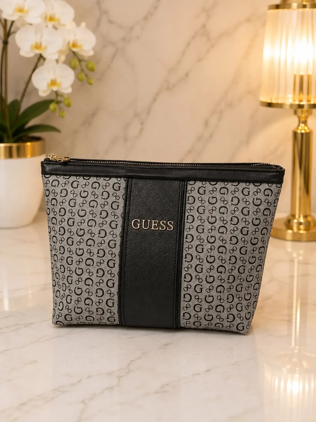 Cosmetiquera Guess Color Negro con Franja al Frente