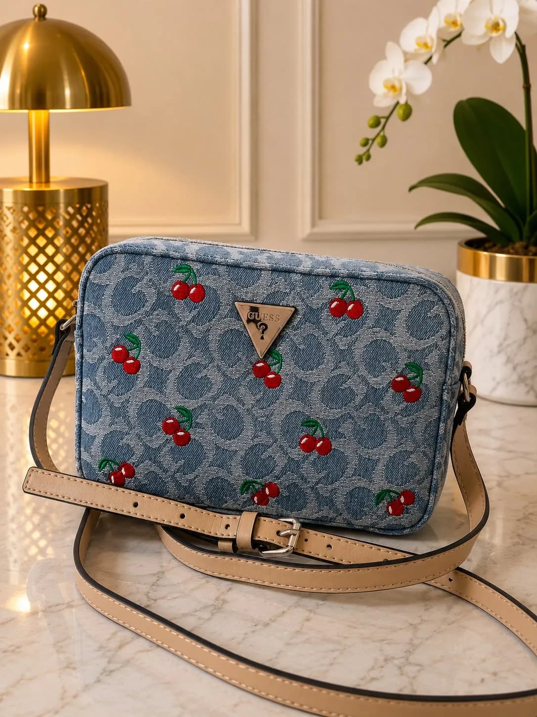 Crossbody Tipo Lona y Cerezas Marca Guess