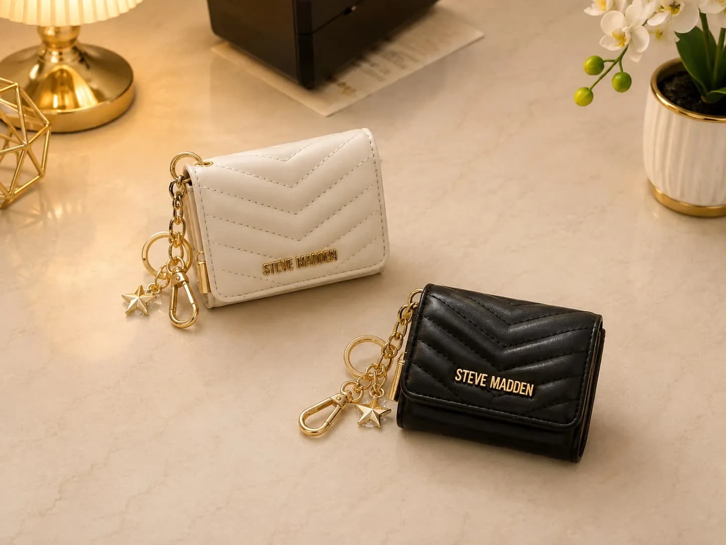Tarjetero Steve Madden Blanco con Llavero y Detalle de Estrella