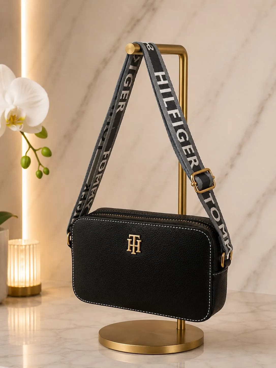Crossbody Tommy Hilfiger Negra con Strap Deportivo Gris