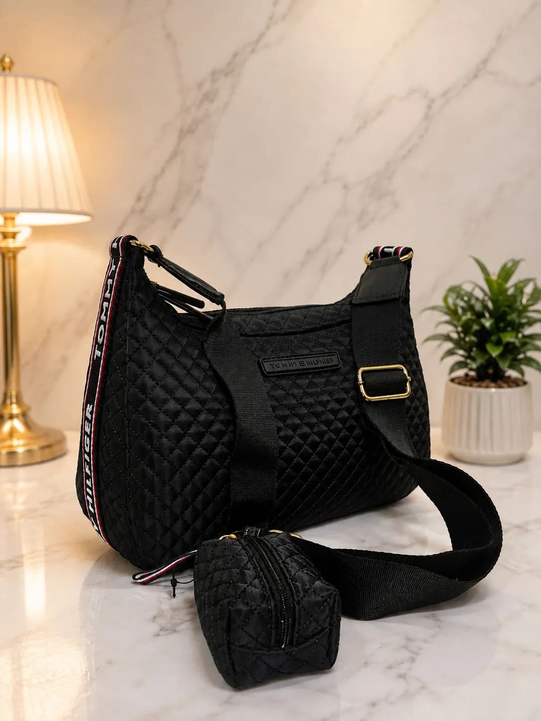 Crossbody Tommy Hilfiger Deportivo Acolchado Negro con Monedero