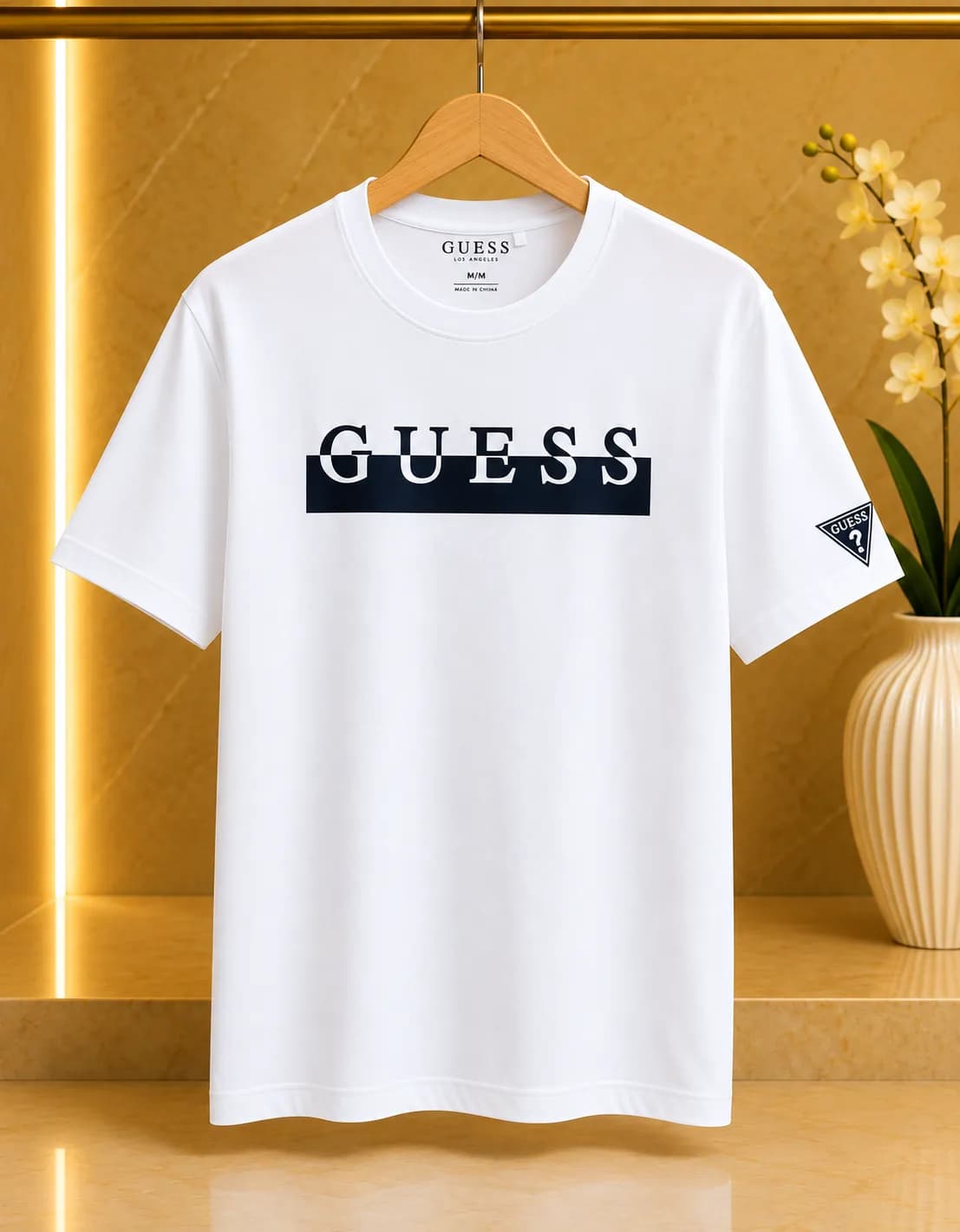 Playera GUESS Los Angeles con Logo Frontal y Detalle Distintivo en Manga