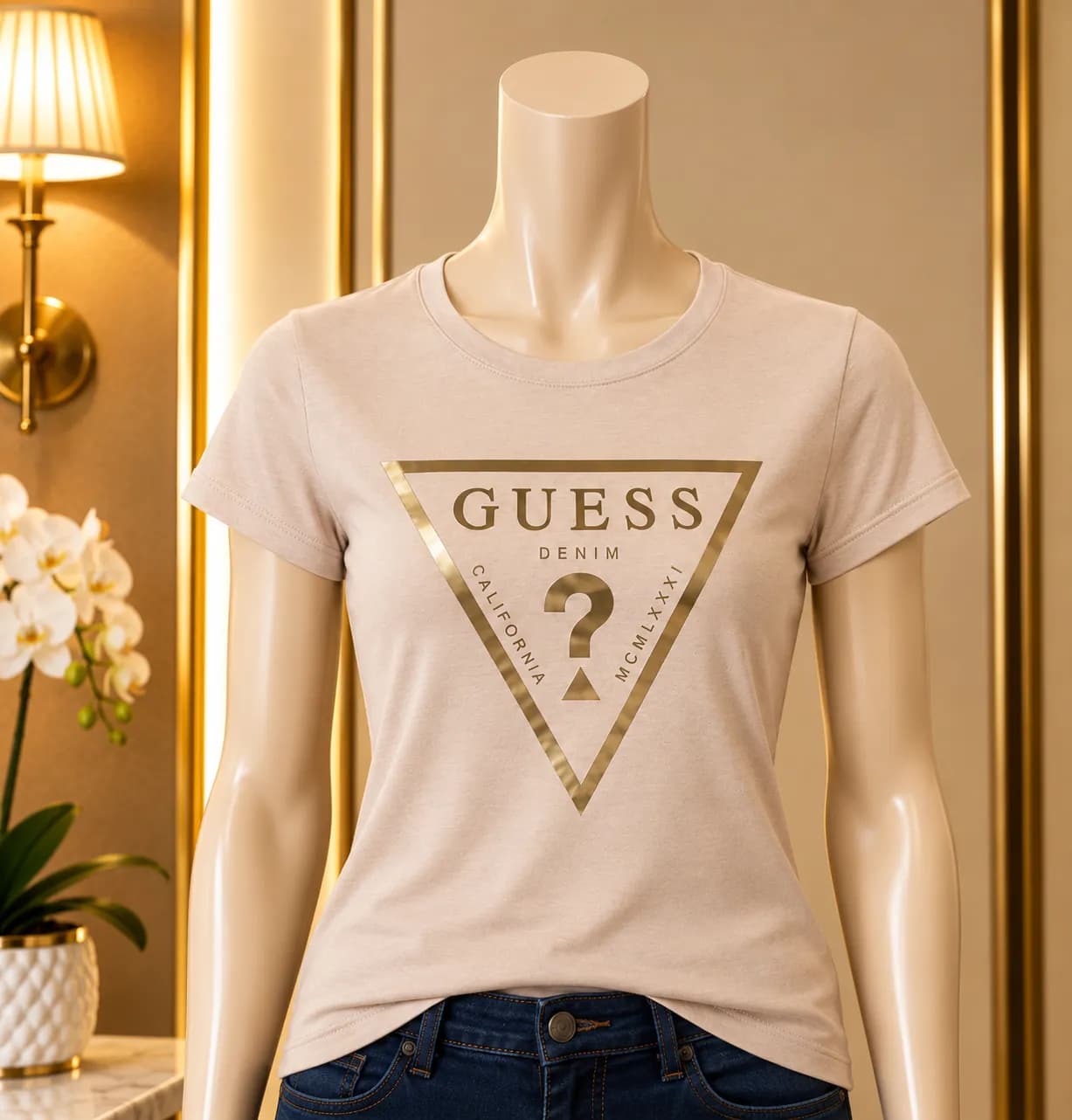 Blusa Guess para dama color beige con logo triangular